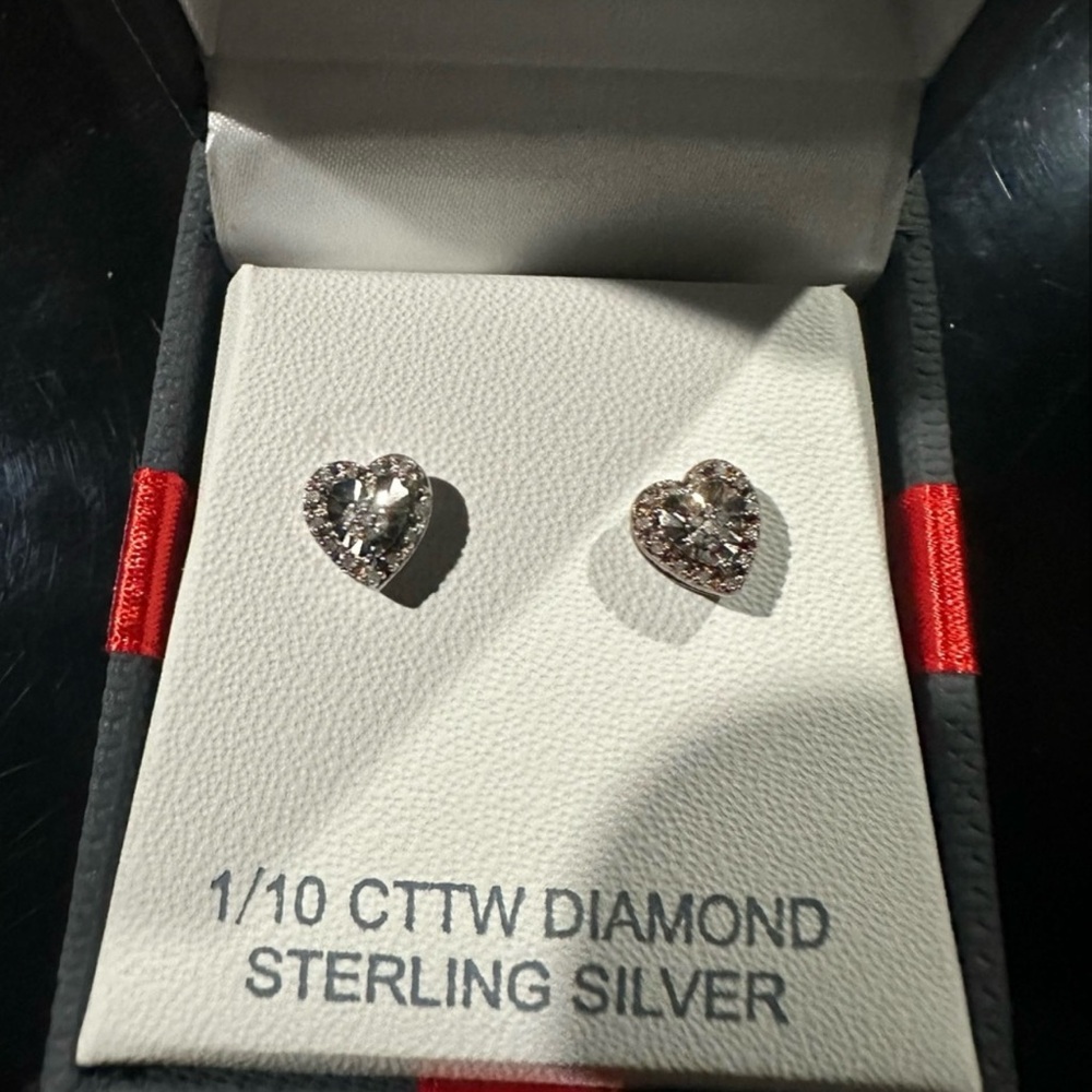 LOW START!!❤️❤️Sterling silver heart diamond earrings